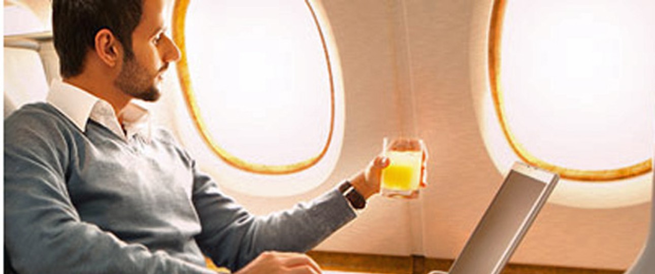 Passagier in der Business Class: Viele Urlauber legen Wert auf Upgrades für Meilen.