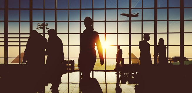 Passagiere: Sie tragen heute mehr Kosten an Flughäfen als früher - auch über das vergrößerte Einkaufsangebot.