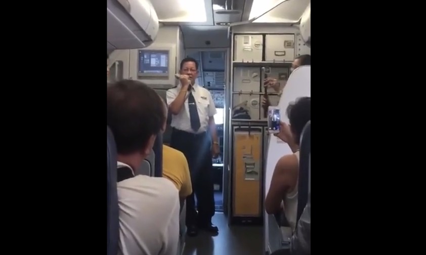 Pilot verabschiedet sich emotional in die Rente