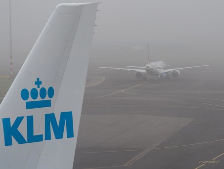 Leitwerk eines KLM-Flugzeugs: Die Fluglinie hat vier Ziele im Nahen Osten überraschend gestrichen.
