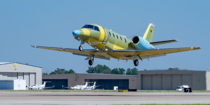 <span style="font-weight: 400;">Am 12. August startete in Wichita der zweite Testflieger der neuen Cessna Ascend zum Erstflug. Die </span><a href="https://www.aerotelegraph.com/textron-legt-die-neueste-cessna-citation-flach"><span style="font-weight: 400;">Ascend ist die nächste Weiterentwicklung der Cessna Citation an.</span></a><span style="font-weight: 400;"> Die Markteinführung ist für 2025 geplant.</span>