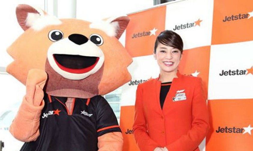 Jetstar-Mitarbeiterin mit Maskottchen: Kein Freudentanz in Hongkong.