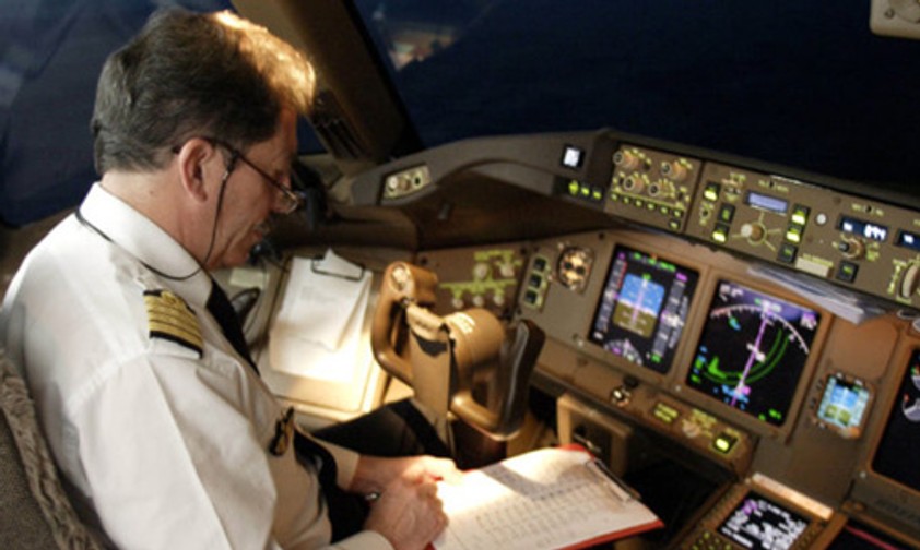 Pilot im Cockpit: Ruhepausen sind unerlässlich