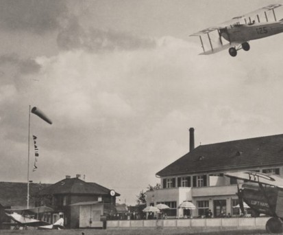 Die Aviatik beider Basel führt mit der eigenen Caudron C.59 CH-125 Rundflüge durch. Alle Rundflug-Passagiere erhalten eine Urkunde. Die Caudron C.59 ist am 23. August 1923 zur Flotte der «Aviatik beider Basel» gestossen. Noch ganz neu hingegen ist die Dornier Do B Merkur «Edelmarder» mit der Registration D-1102 (c/n 87). Sie ist 1928 an die Luft Hansa abgeliefert worden und wird 1935 als D-UDYF vom Reichsluftfahrtministerium übernommen.