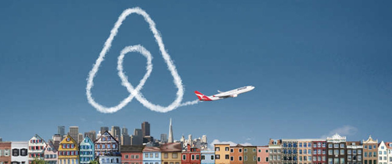 Eine Qantas-Maschine malt das Airbnb-Logo in den Himmel. So werben die Partner für sich.