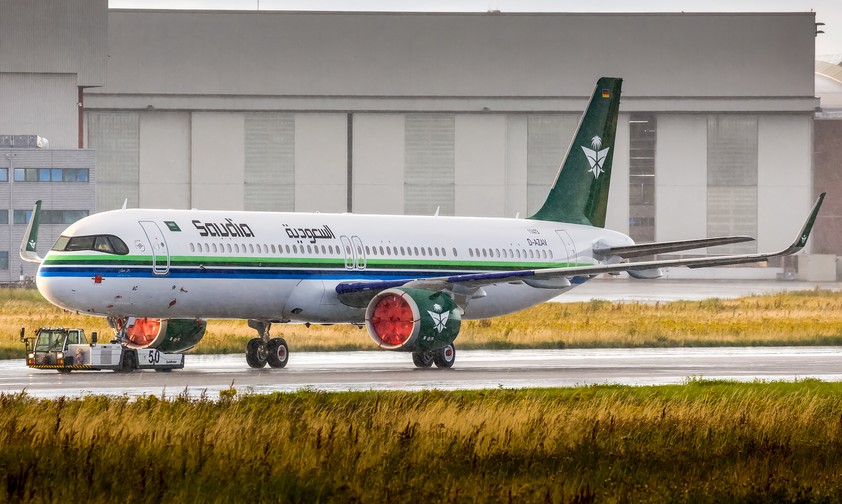 Der A321 Neo in Hamburg: Weiß mit mehrfarbigen Streifen ...