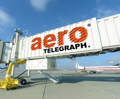 Fluggastbrücke: Steht für Komfort und wird oft als Werbefläche genutzt.