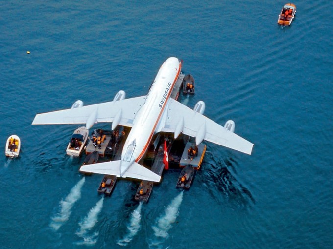 Transport der Coronado im jahr 1975: Der Jet kam mit einer Barge nach Luzern.