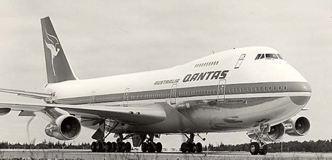 Mit der Boeing 747 führte Qantas wiederum eine neue Bemalung ein...