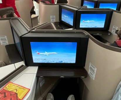 Braun und Beige - und etwas Aua-Farben. So sieht es in der Business Class des neuen Dreamliner von Austrian Airlines aus.