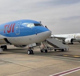 Boeing 737 Max 8 von Tui Airways: Der Reiseveranstalter fliegt Kundinnen und Kunden über den Flughafen Al-Ain aus.