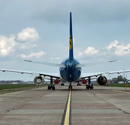 Geparkter Boeing-Jet von Ukraine International: Das Land soll eine neue Fluggesellschaft erhalten.