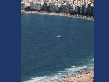 Die Embraer E195-E2 über der Copacabana: Azul feierte mit der Aktion das brasilianische Fußballteam der Männer.