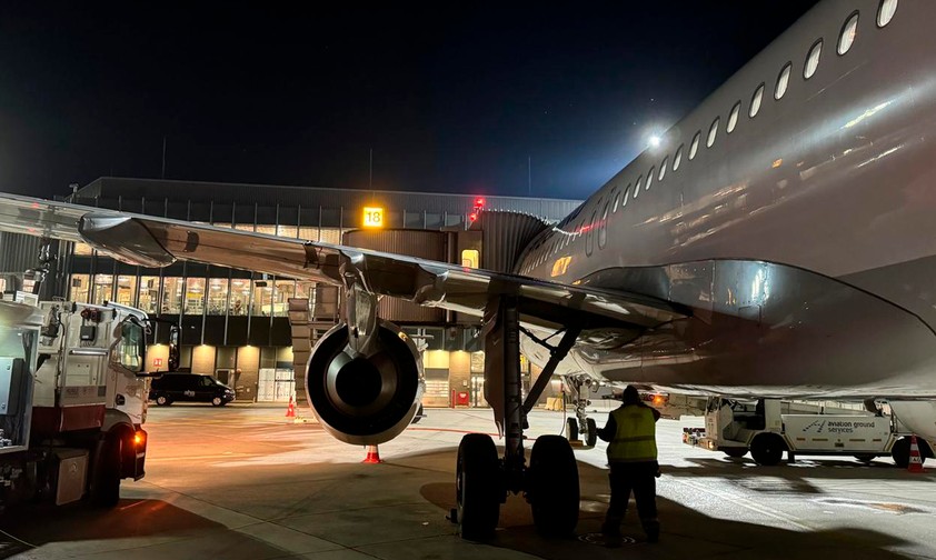 Bodenabfertigung am Flughafen Hannover in der Nacht: Viel los.