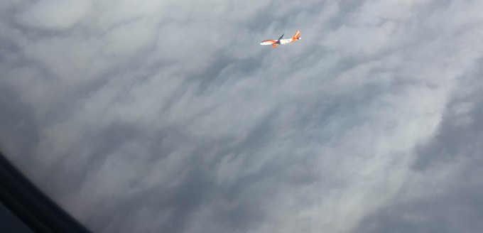 Die geplante Doppelladung mit Easyjet wurde aufgrund des Wetters abgesagt. Den Flieger konnte man aber aus dem Fenster des Lufthansa-Jets erspähen.