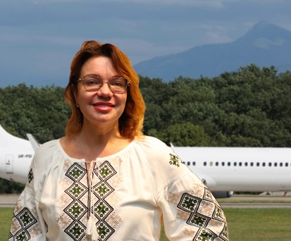 Olga Tolstykhina und die Boeing 737-900, mit dem Kennzeichen UR-PSI, die einst für  Ukraine International Airlines flog: Jetzt für Windrose unterwegs.