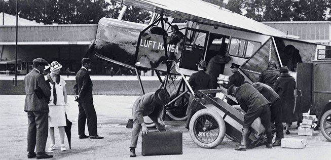 Der erste Linienflug führt am 6. April 1926 mit einer Fokker-Grulich F II von Berlin über Halle nach Erfurt, Stuttgart und Zürich.