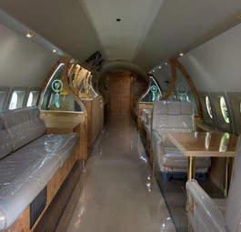 Das Anwesen ist kein gewöhnliches Anwesen. Dazu gehört auch eine Fokker F28. Der Jet besticht mit einer exklusiven Ausstattung.