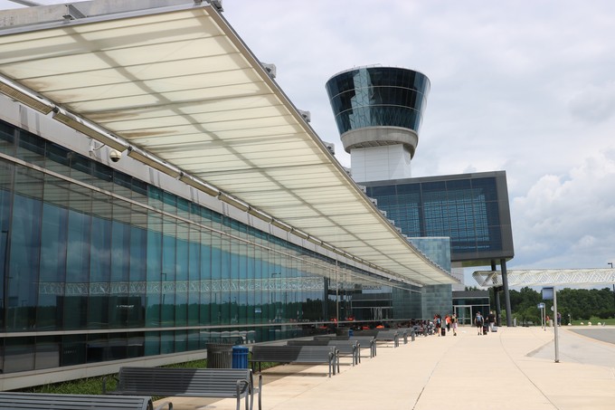 Das Museum ähnelt von außen einem Flughafen.