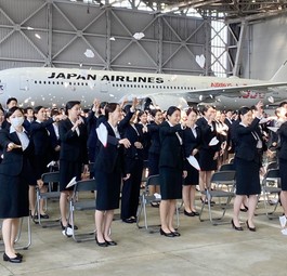Mitarbeitende von Japan Airlines: Junge Angestellte bemängeln die Unternehmenskultur.