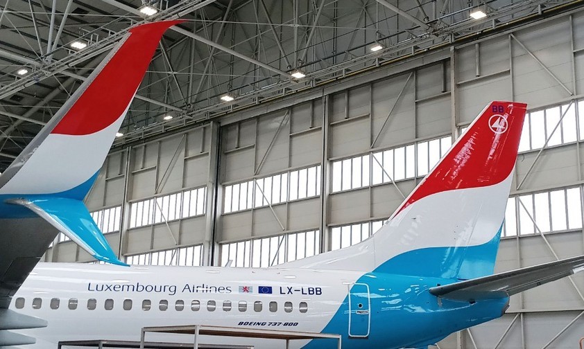 Boeing 737-800: Das Flugzeug hat als erstes aus der Bestandsflotte die neue Lackierung erhalten.