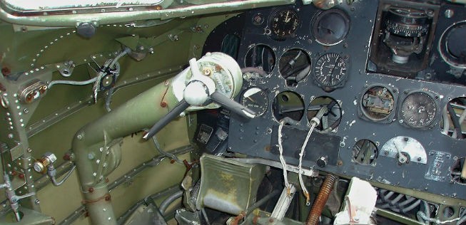 Blick ins Cockpit der 1943 produzierten C-47.