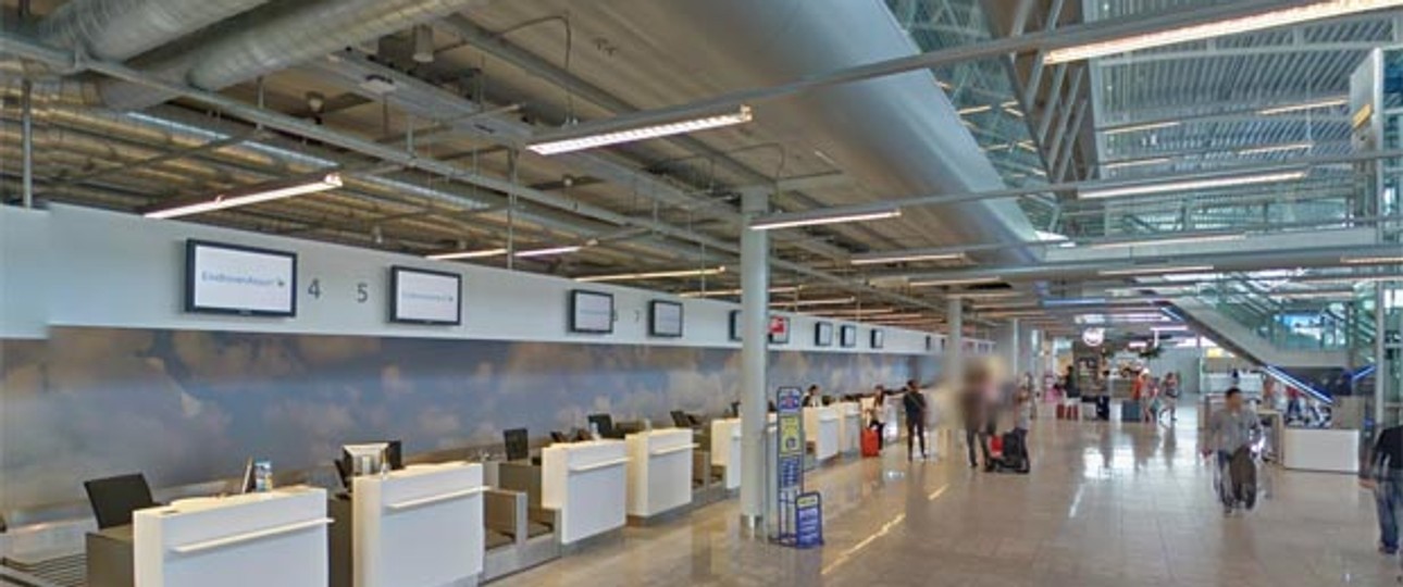 Ruhig ist es am Flughafen Eindhoven. Das zumindest meint man nach dem Besuch des Airports mit Google Street View.