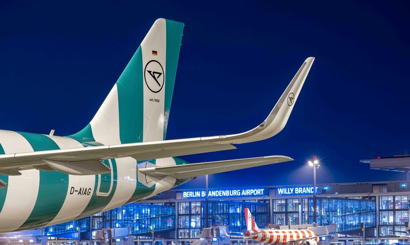 Zwei Condor-Flugzeuge am BER: Der Ferienflieger setzt die Flüge im Sommer nach Dubai aus.