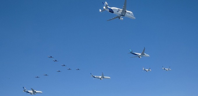 Und hier fliegen die Airbusse in Formation.