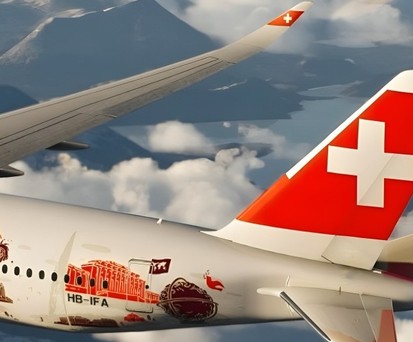 Hinterer Teil des ersten Airbus A350 von Swiss: Der weiße Streifen auf der Heckflosse ist klar sichtbar.