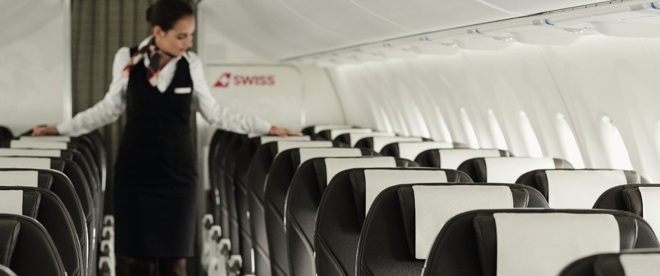 Flugbegleiterin in einem Jet von Swiss: Nur geimpft erwünscht.