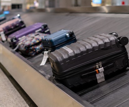 Koffer auf dem Gepäckband am Flughafen: immer seltener warten Reisende vergebens.