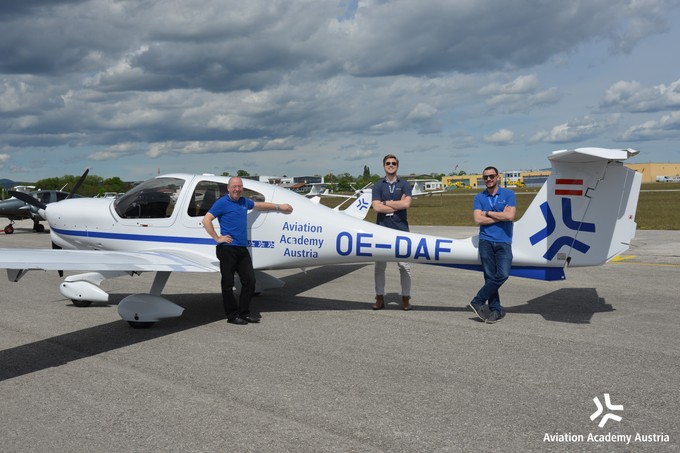 The instructor team consists of active line pilots and former military pilots.
