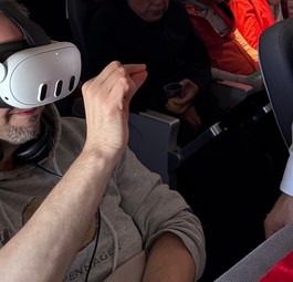 Passagier mit VR-Brille: Neues Erlebnis an Bord.