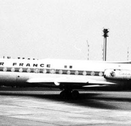 Eine Sud Aviation Caravelle von Air France in Tegel. 1960 starteten und landeten in TXL die ersten Linienflüge. Den Anfang machte dabei Air France. Diese schickte zuerst jedoch eine Lockheed Constellation, da die Bahn für die düsengetriebene Caravelle noch zu kurz war.