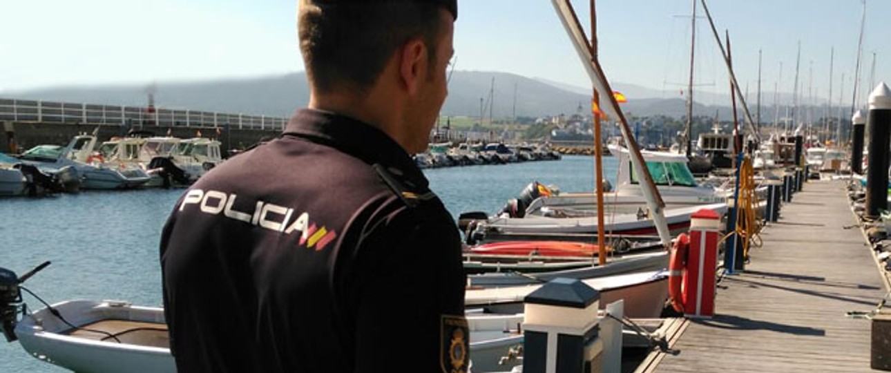 Polizist der Policía Nacional: Einem seiner Kollegen passierte ein Missgeschick.