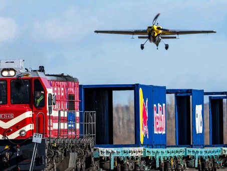 Flugzeug auf Zug: Waghalsiges Manöver.