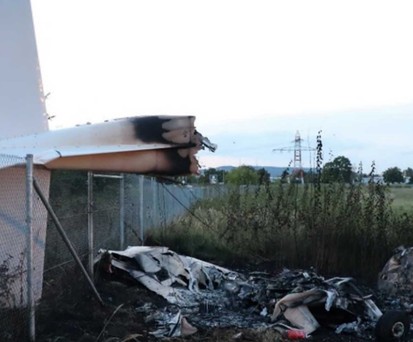 Das Wrack der Cessna 182: Der Pilot startete in die falsche Richtung.