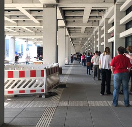 Anstehen vor dem Hauptterminal T1: Mit etwa 800 Freiwilligen wurde am künftigen Berliner Hauptflughafen BER mehrere Evakuierungen geprobt.
