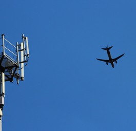 Funkmast und Flugzeug: Drohen Probleme?