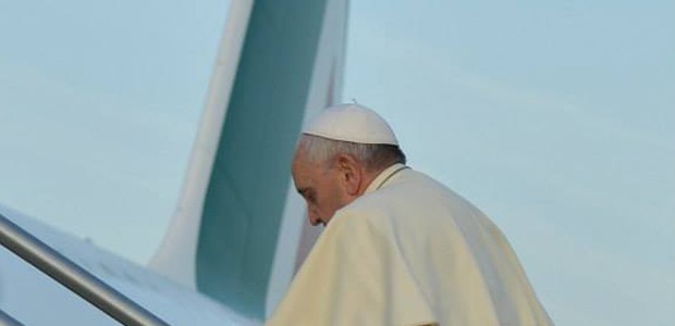 Papst Franziskus besteigt A320 von Alitalia: Vielleicht gehört die Maschine bald Air Berlin.