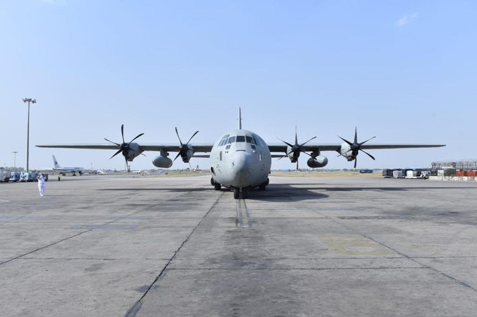 Italien flog mit einer Lockheed C130 eine Sauerstoffproduktionsmaschine, die ein ganzes Krankenhaus versorgen kann, und 20 Beatmungsgeräte nach Indien.