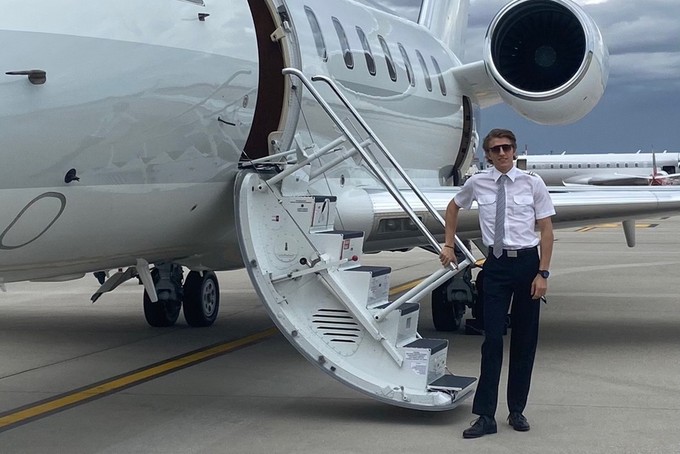 Toril vor der Bombardier Challenger von Toto Wolff.