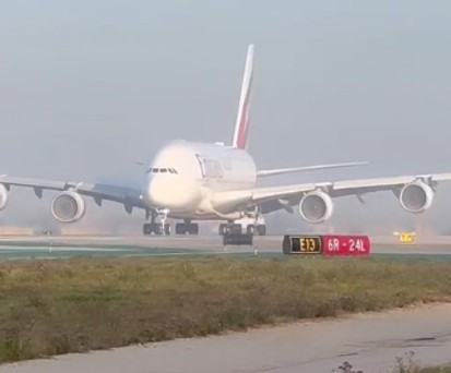 Dieser A380 verschwindet nach dem Start komplett