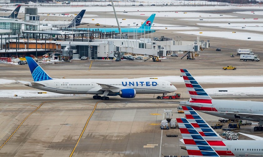 Flugzeuge von American Airlines und United am Flughafen Chicago O'Hare: Beide Airliens kämpfen um Marktanteile. 