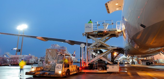 ...hat nur der Flughafen Frankfurt. Mehr als 70,5 Millionen waren es im Jahr 2019. Auch bei der Fracht ist Frankfurt mit mehr 2,1 Millionen Tonnen die Nummer eins.