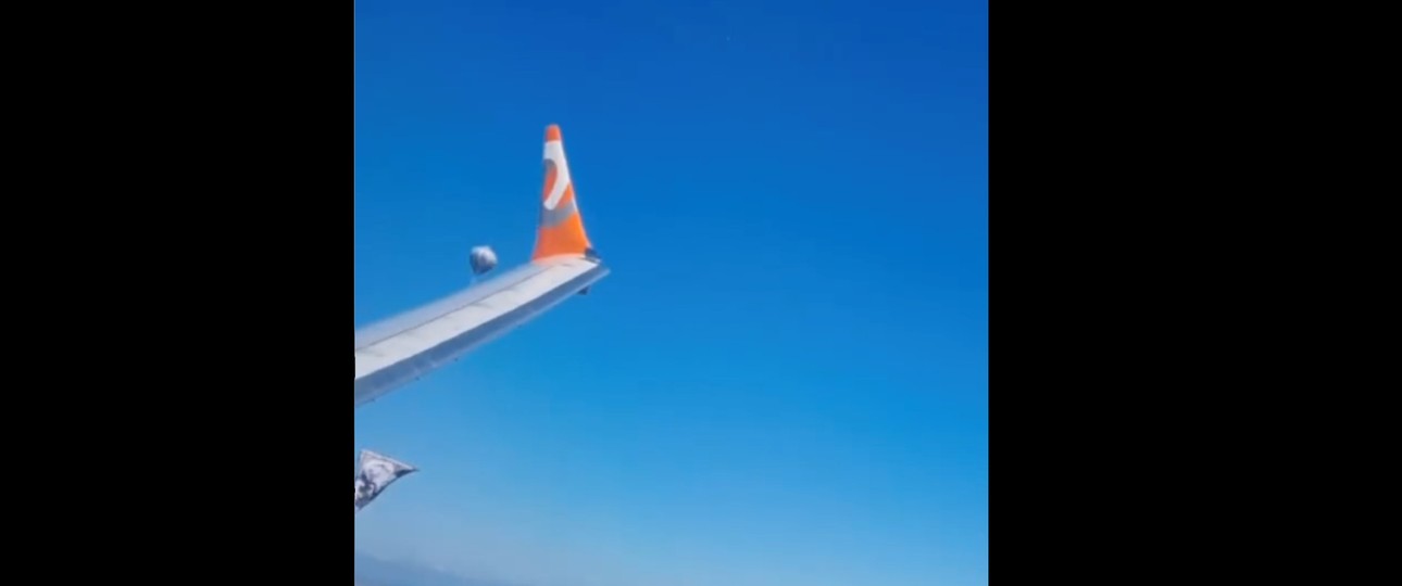 Der Ballon zieht an der Boeing 737 Max vorbei: Heikler Moment.