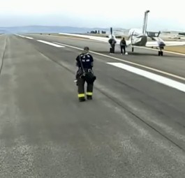 Beechcraft King Air mit der Kennung N479BR: Die beiden Insassen steigen unverletzt aus dem Flugzeug.