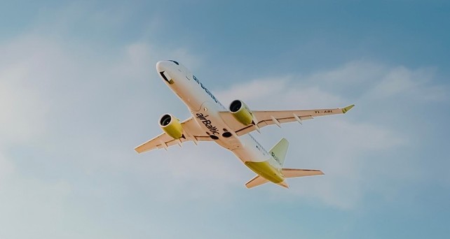 Airbus A220 von Air Baltic: Andere Triebwerkskonfiguration als die A220 von Swiss.