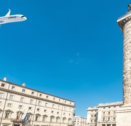 Airbus A350 von Lufthansa über dem Palazzo Chigi: Jetzt ist die neue Regierung Italiens am Zug.